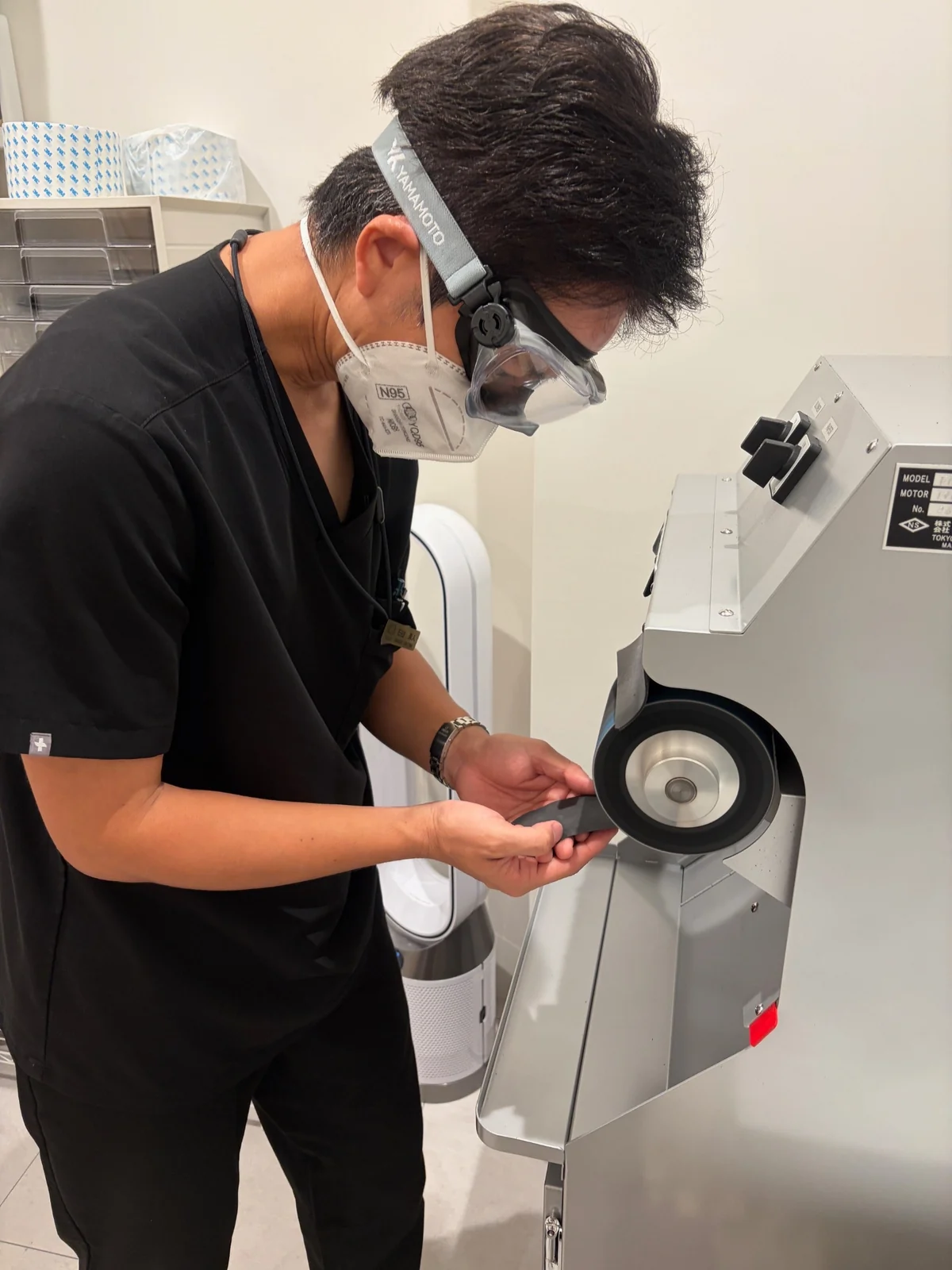院内でインソールを研磨し細かく調整する様子